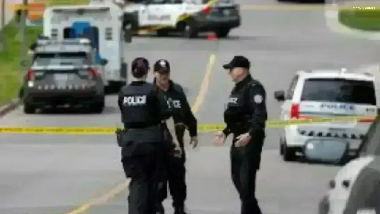 Toronto Authorities Search for Two Suspects in Assault Incident