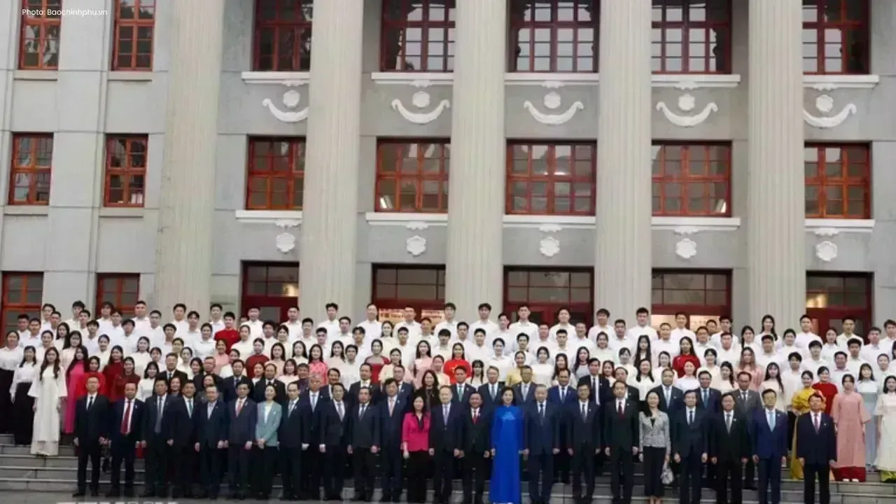 To Lam Visits Historic Vietnam-China Site