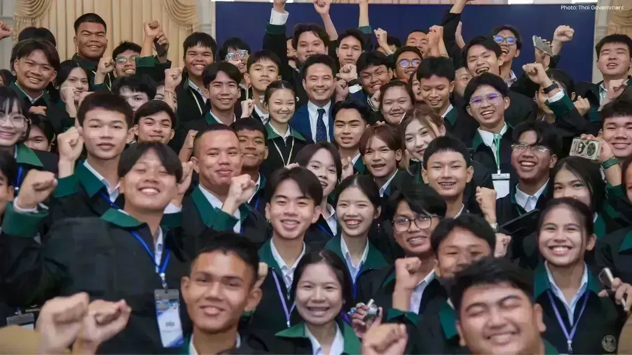 Thailand Minister Meets Youth Democracy Group