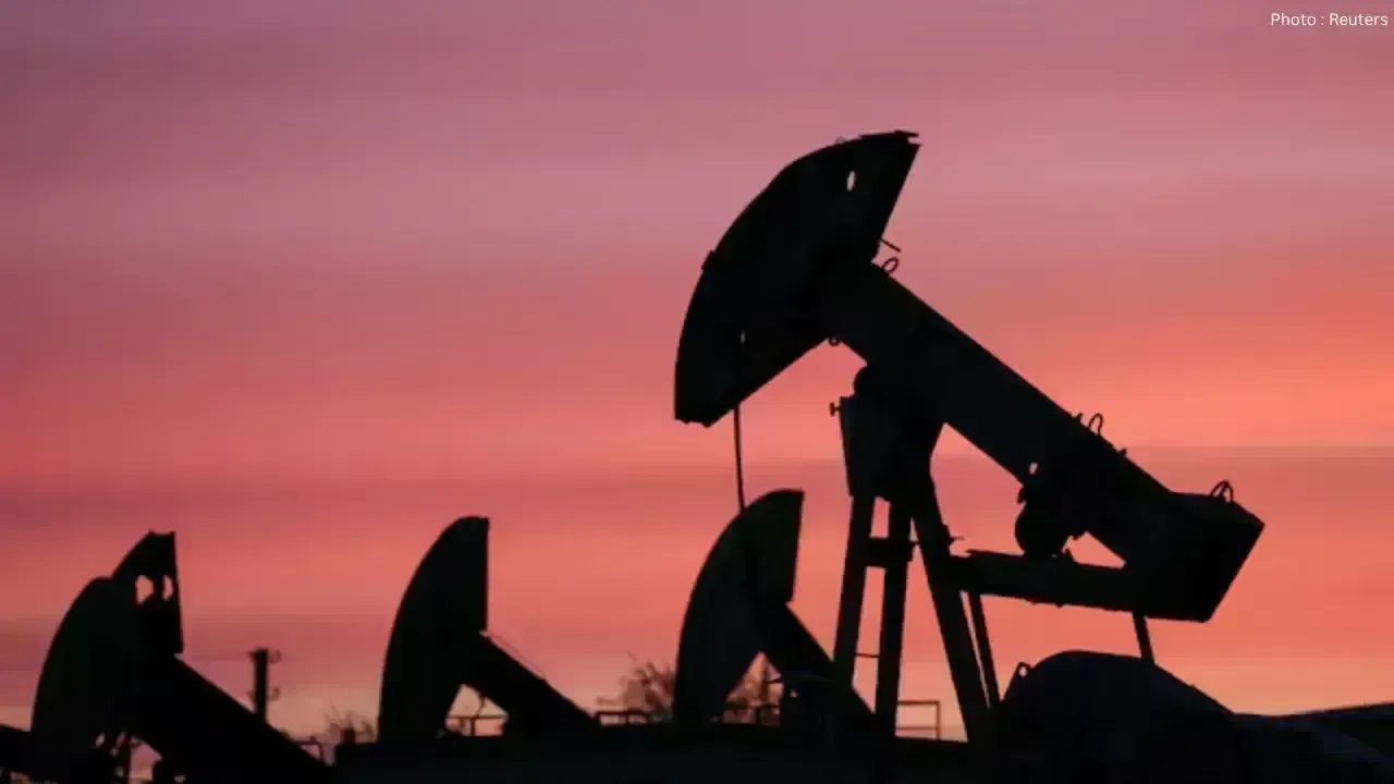 Slight Decrease in US Crude Oil Prices Amid Supply Tensions