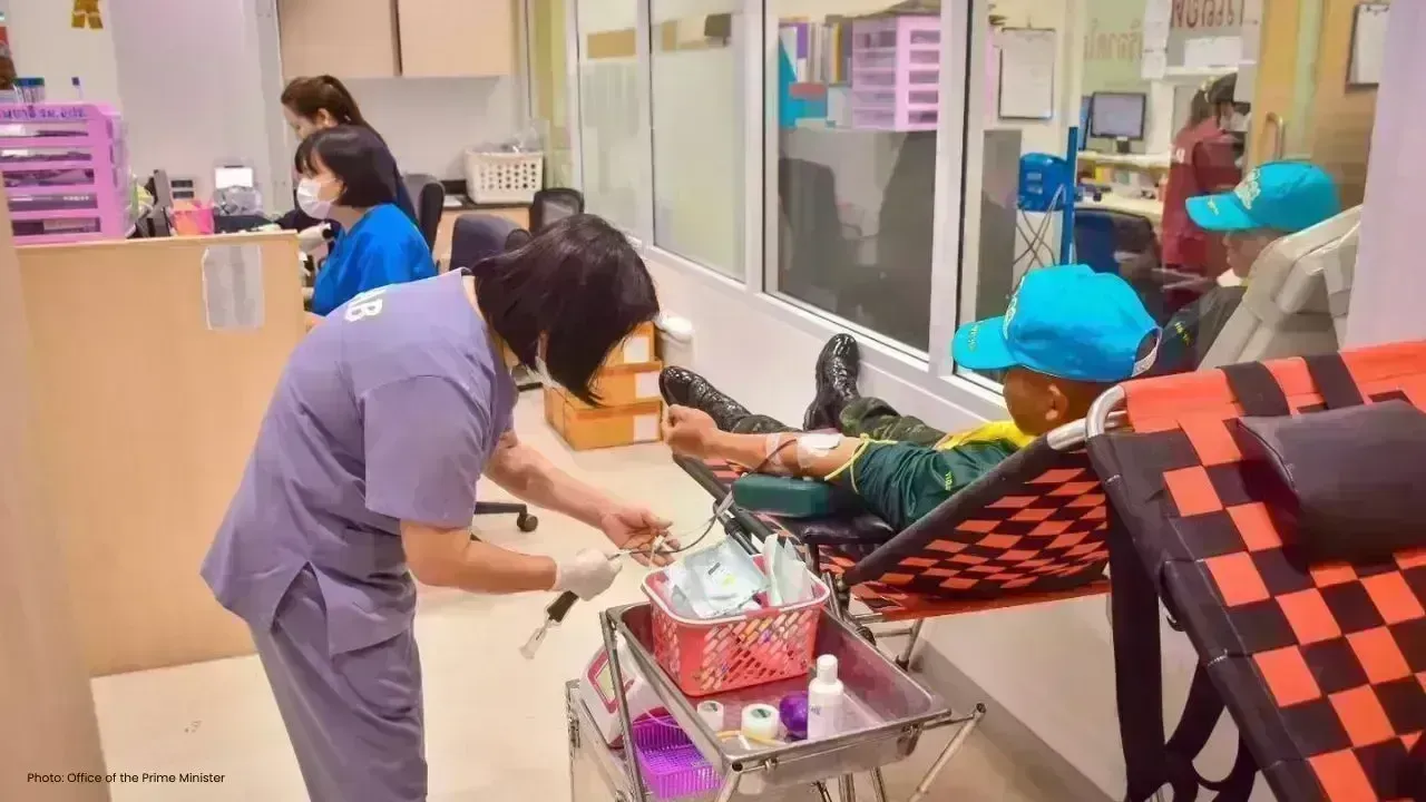 Thai Soldiers Donate Blood To Save Patient
