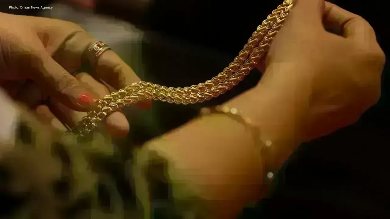 Gold Prices Rise as Dollar Weakens
