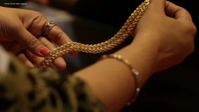 Gold Prices Rise as Dollar Weakens