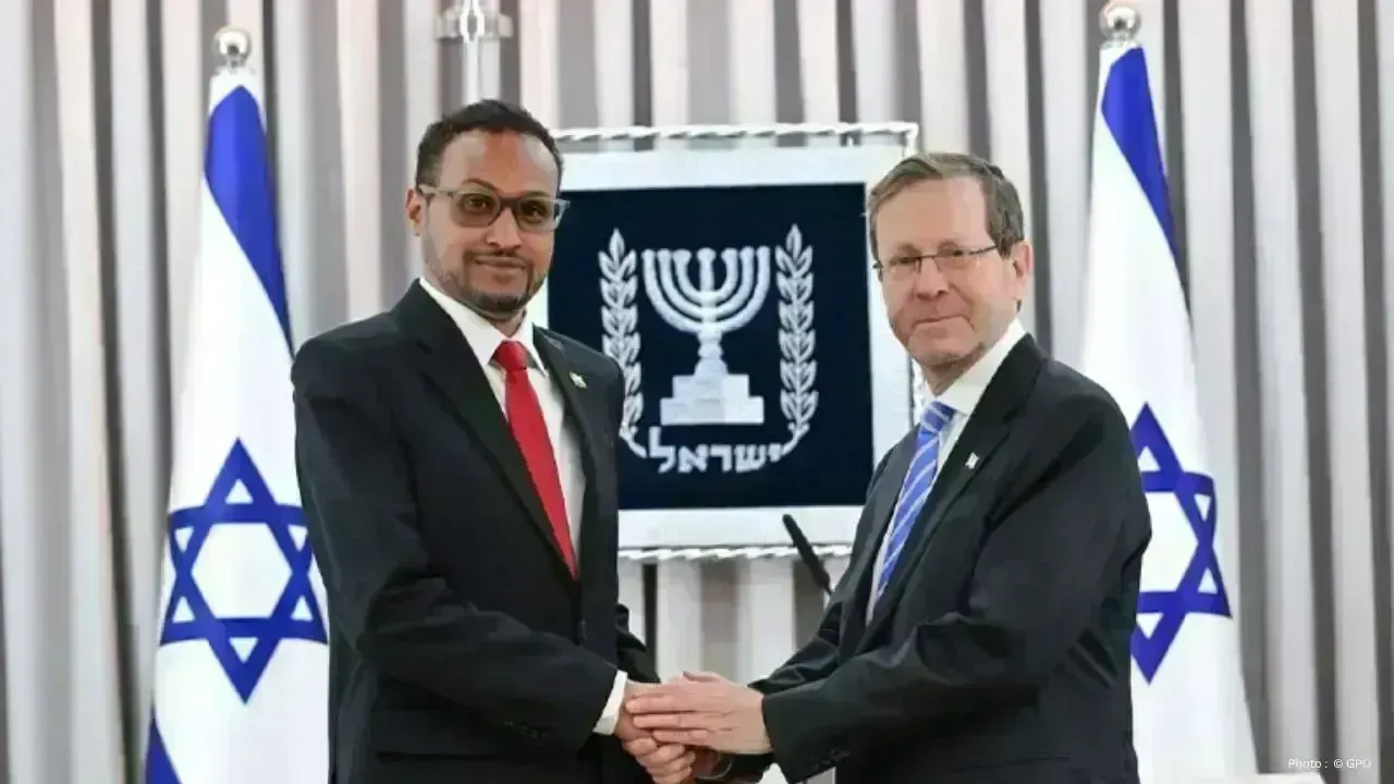 Herzog Receives Credentials from New Global Ambassadors