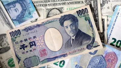 Yen Holds Near 160 as Dollar Gains on Gulf Tensions