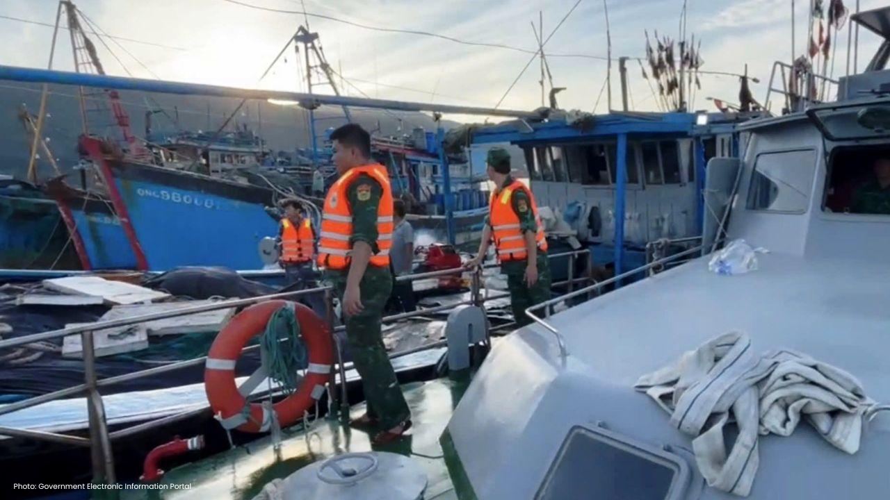 Da Nang Rescuers Save Fishing Boat and 10 Fishermen