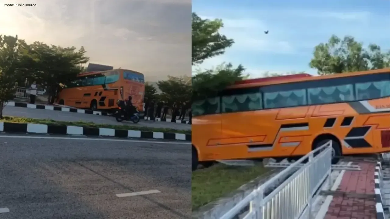 Bus Skids in Kulim Driver Hurt 32 Students Safe