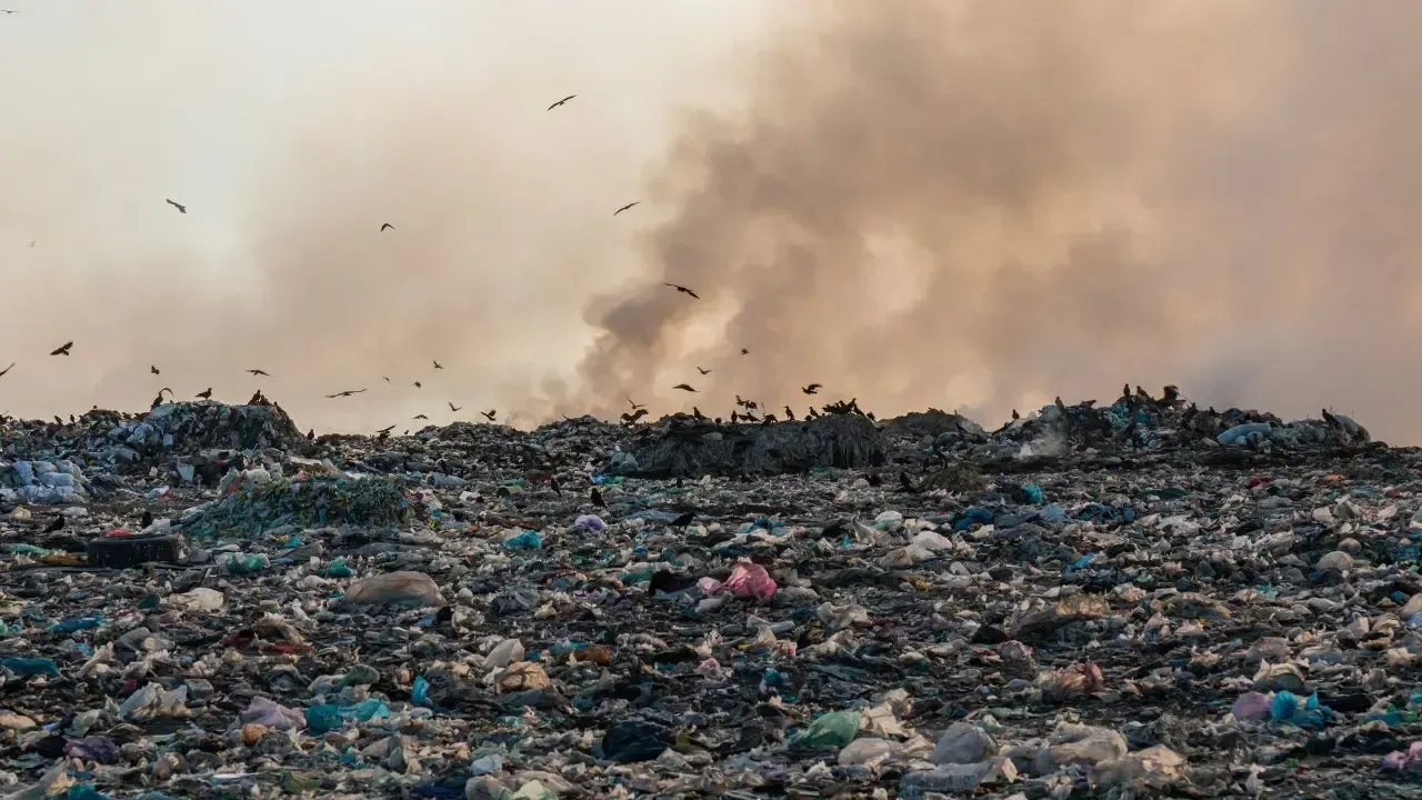 Massive Fire Engulfs Tangerang Jatiwaringin Landfill