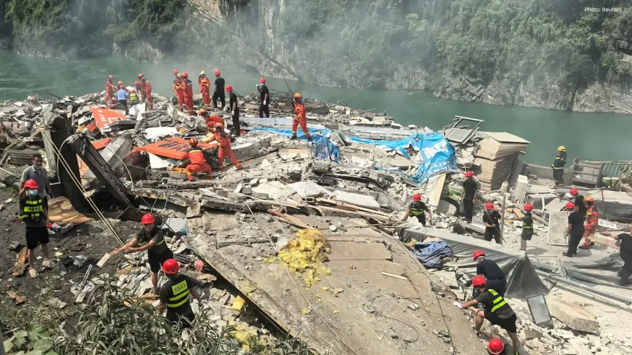 8 Rescued After Landslide Collapses Homes in Chongqing
