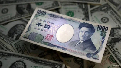 Dollar Strengthens on Rate Hike Bets as Yen Falls Past 160