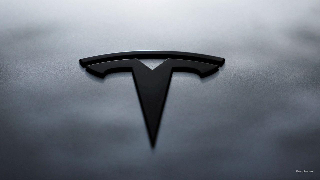 France Begins Road Tests of Tesla Self-Driving Technology