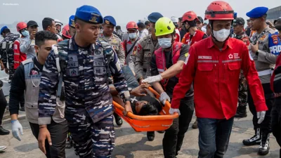 Indonesian Divers Face Dangerous Conditions in Capsized Ferry Rescue