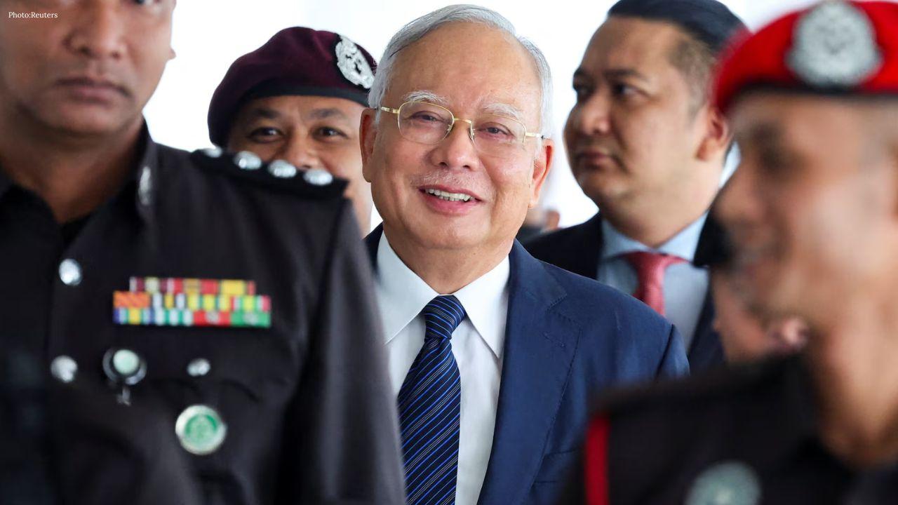 Prisons Dept Officers Visit Najib’s Taman Duta House
