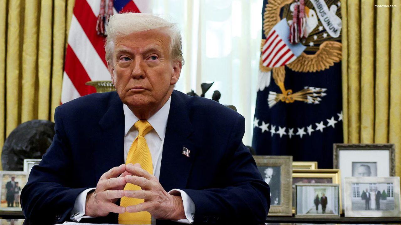 Trump Signs Sweeping Russia Sanctions Bill, Tariff Powers Expanded