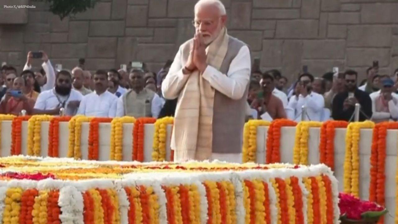 PM Modi Pays Tribute to Mahatma Gandhi, Urges People to Support Khadi