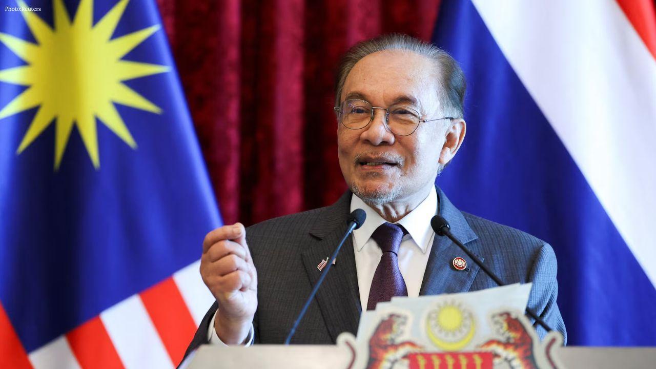 Anwar Says Malaysia Discussing Formula 1 Return to Sepang
